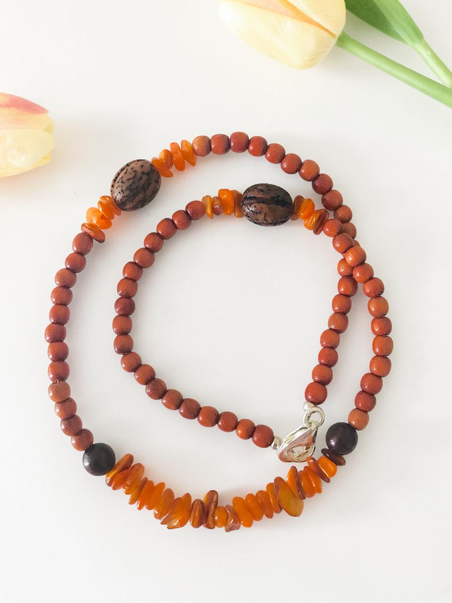 Collier bois de santal, bois de rose et cornaline